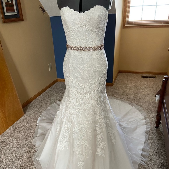 Ivory wedding gown, perfect condition, never worn. Fit and flare style - Picture 4 of 4